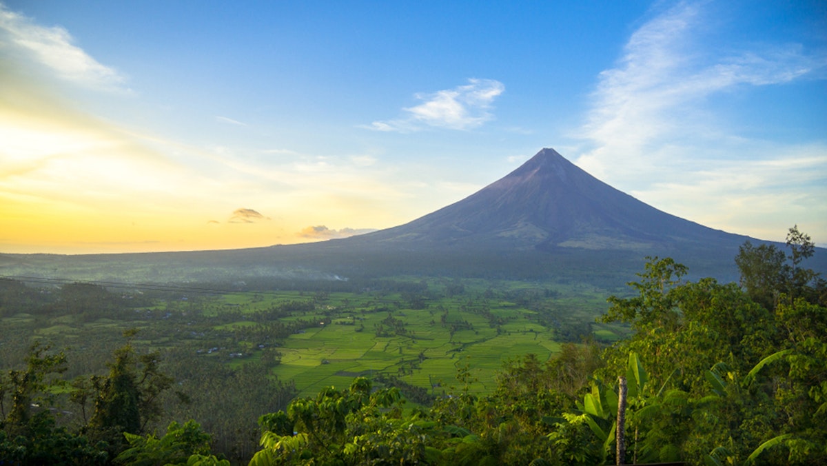 Albay Top Tourist Spots Guided Sightseeing Tour with Lunc...