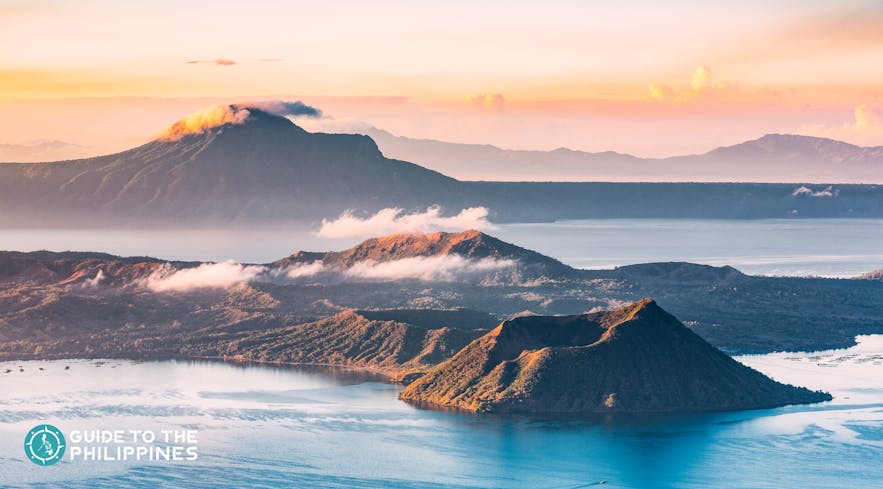 大雅台的塔尔火山和塔尔湖