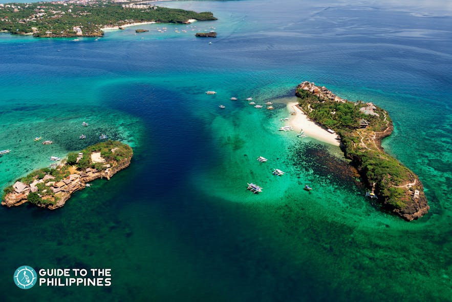 长滩岛鳄鱼岛的蔚蓝海水和鸟瞰图