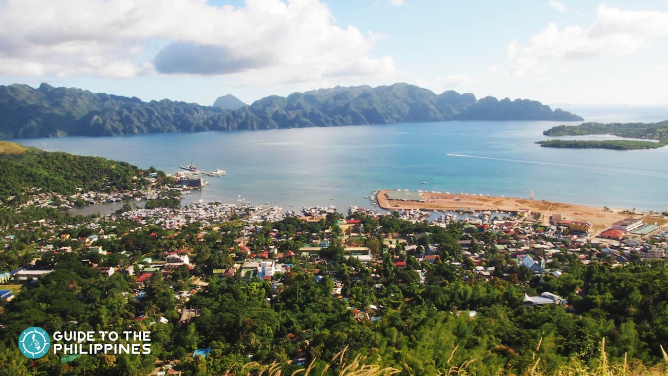 Vista della città di Coron dal monte Tapyas Hills a Coron, Palawan