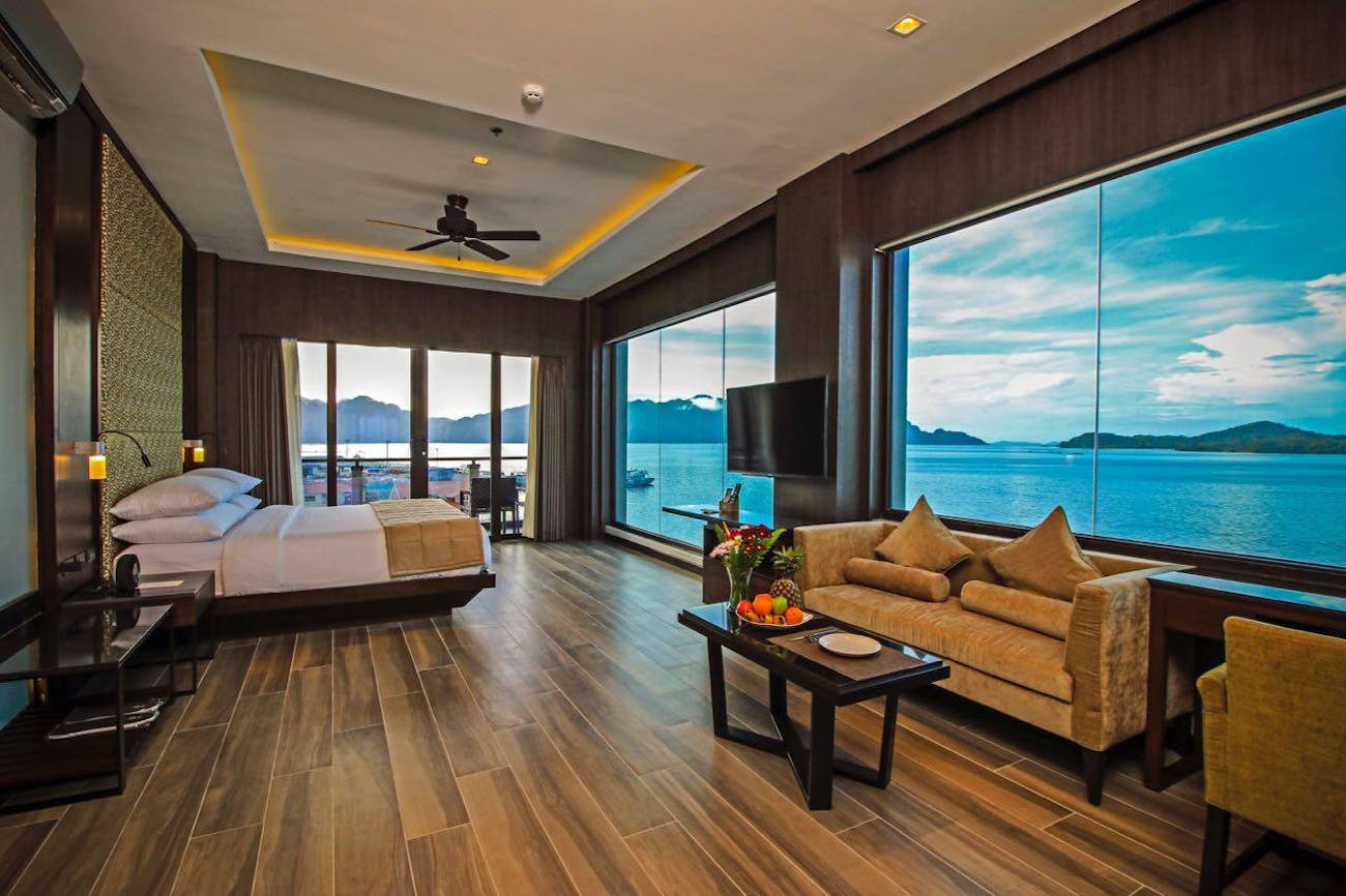 Panorama-Suite mit Kingsize-Bett im Two Seasons Coron Bayside Hotel
