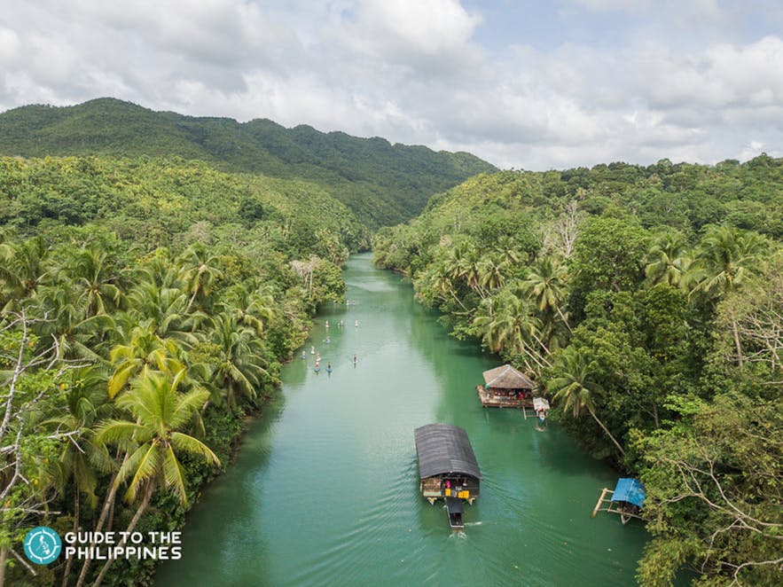 菲律宾薄荷岛罗博河船游的鸟瞰图