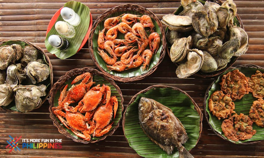 굴, 게, 새우, 오코이, 생선은 필리핀 보홀의 향토 요리입니다.