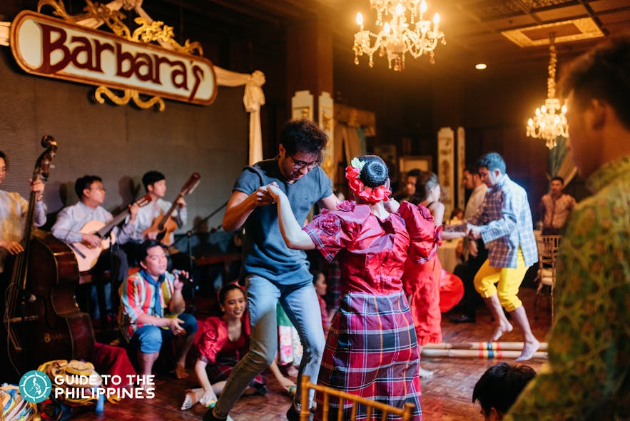 마닐라 인트라무로스 바바라스 레스토랑의 티니클링 댄스