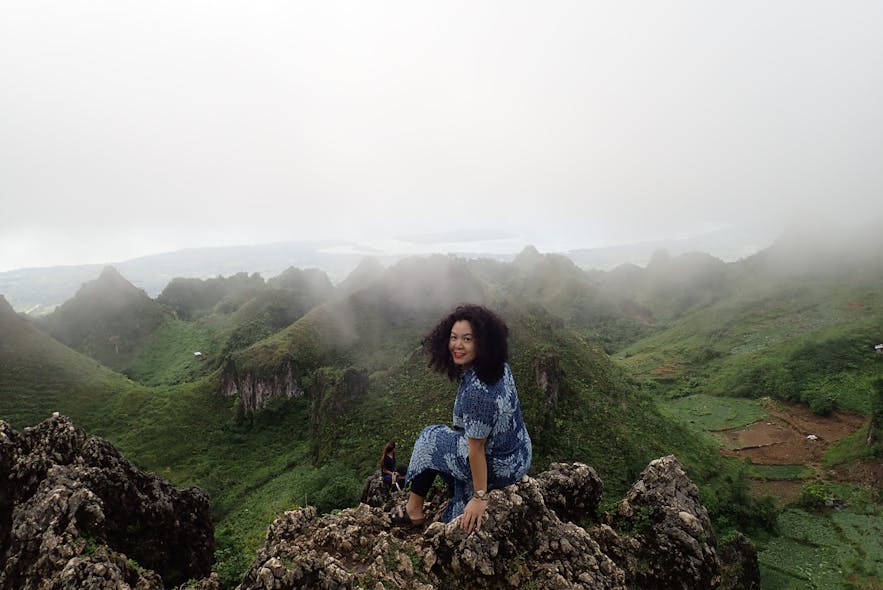 旅行者徒步登上菲律宾宿雾的奥斯曼纳峰