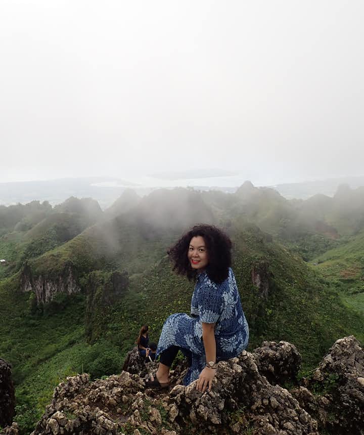 旅行者徒步登上菲律宾宿雾的奥斯曼纳峰