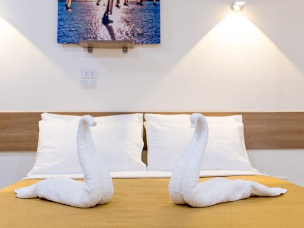 Comfortable bed of Suites Cebu18 room
