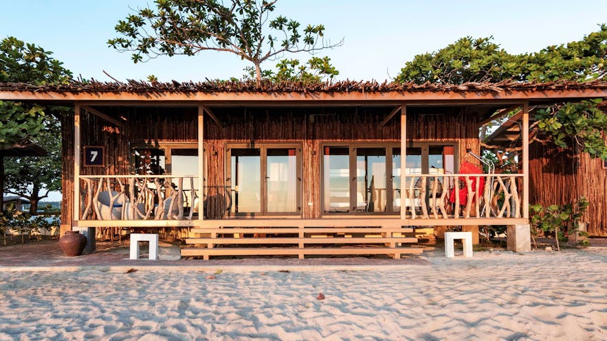 Beautiful wooden house by the beach of Crusoe Cabins