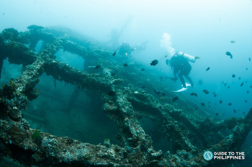 Wreck diving in Daryl Laut