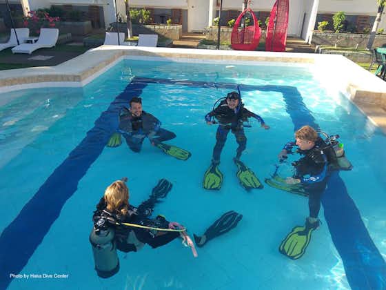Instructor teaching the basic of diving in Panglao Bohol