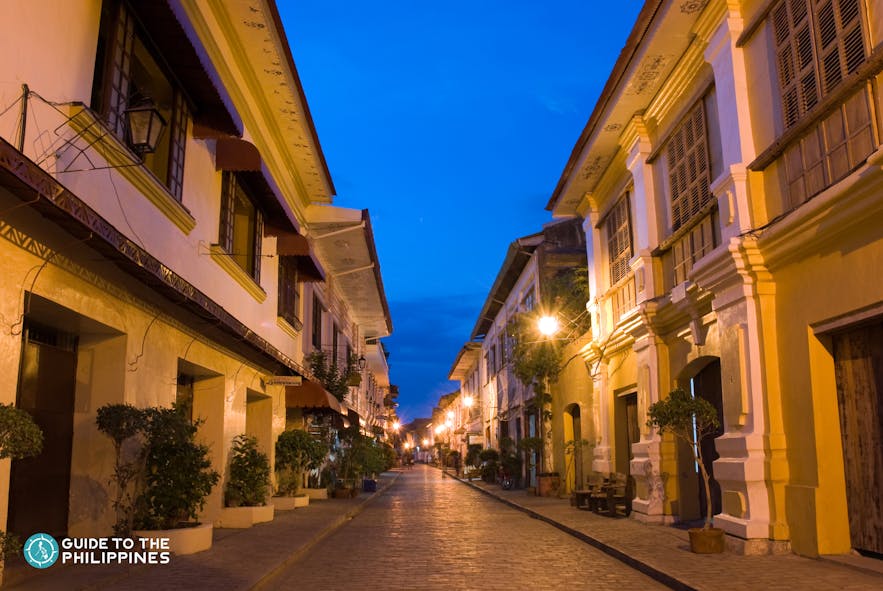 Peaceful streets of Calle Crisologo at night