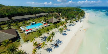保和海滩俱乐部度假村的鸟瞰图，显示了游泳池和宽阔的私家海滩
