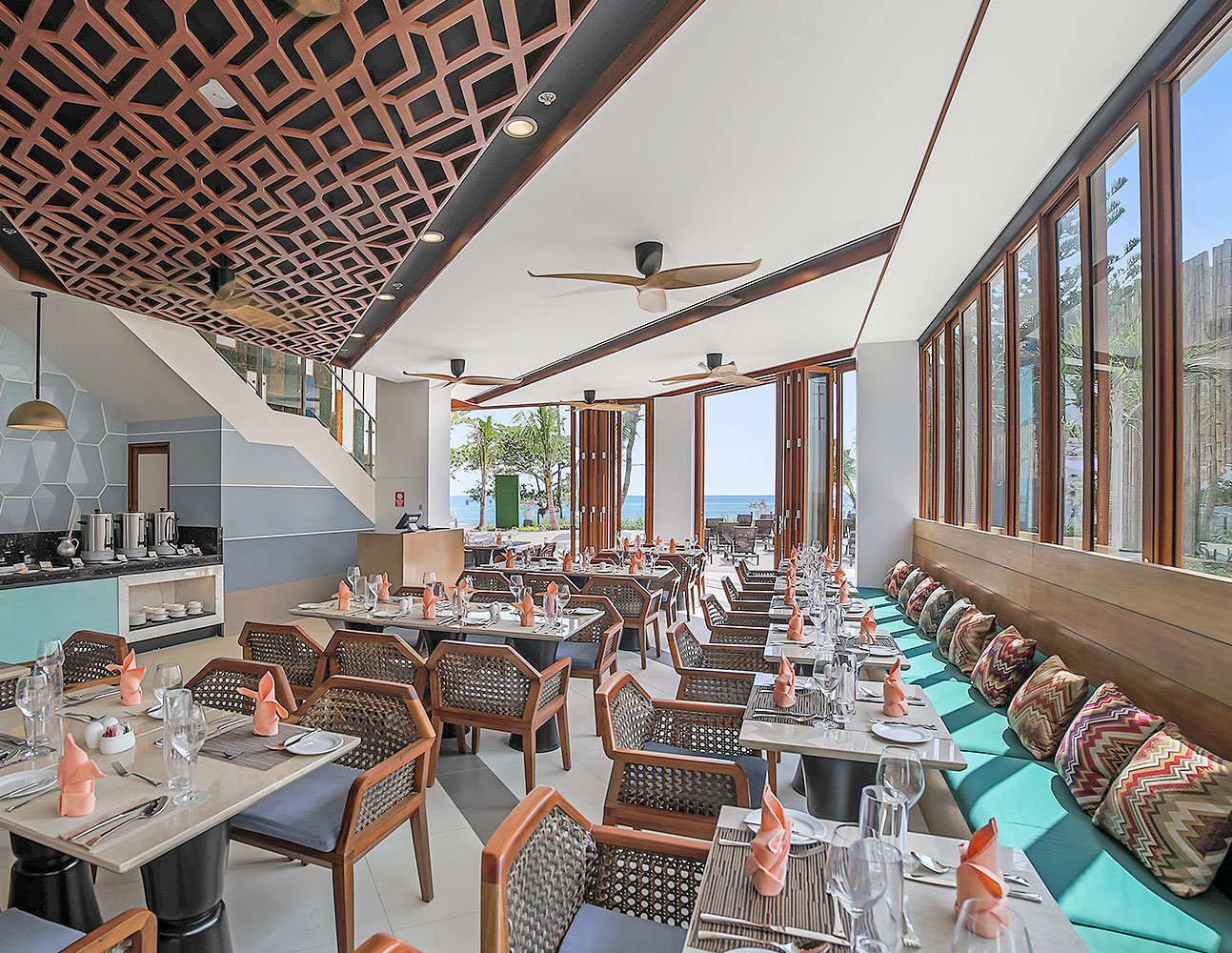 Enjoy the beautiful view of the ocean from a restaurant in Best Western Panglao
