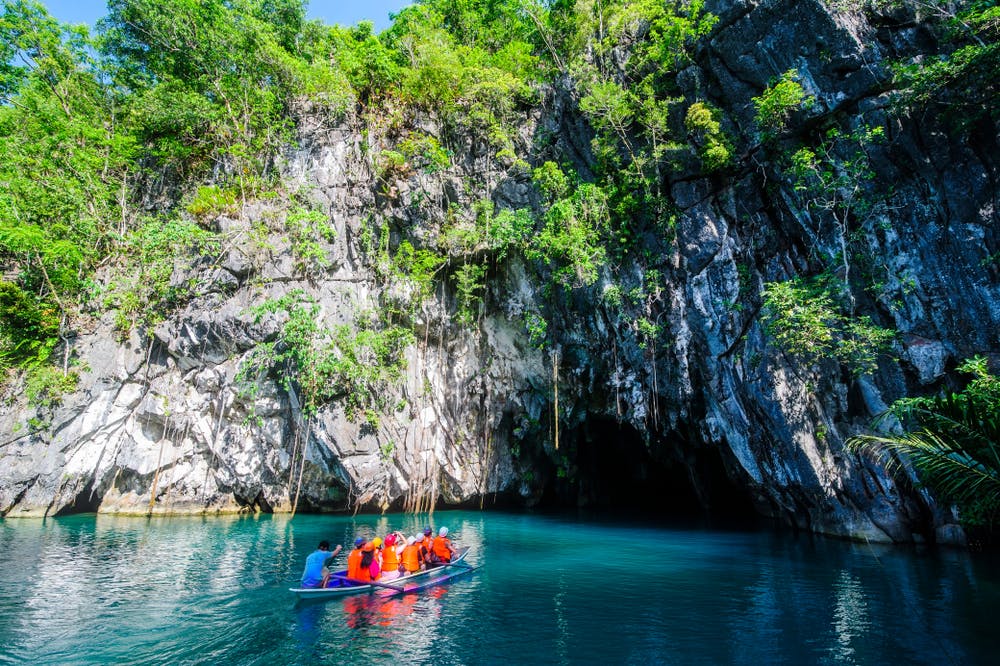 Blue waters and green plants sprawling across the cave of Puerto Princesa Underground River