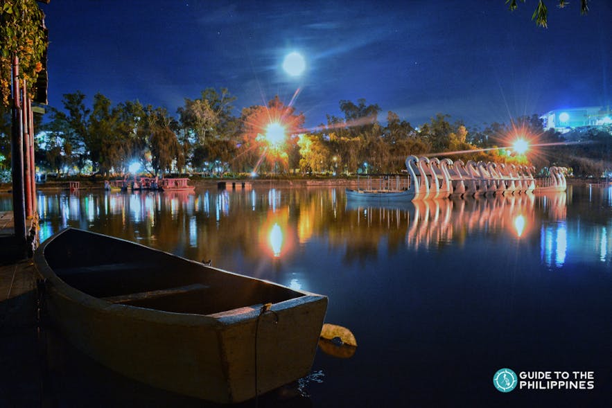 Beautiful lake of Burnham Park at night