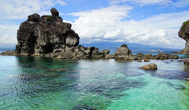Blue waters of Apo Island in Dumaguete