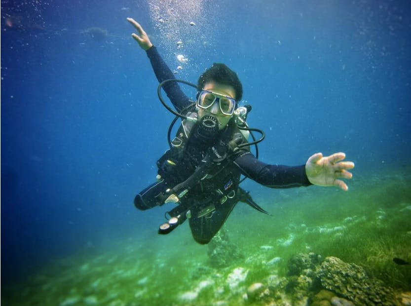 A tourist enjoying the underwater dive session in Cebu
