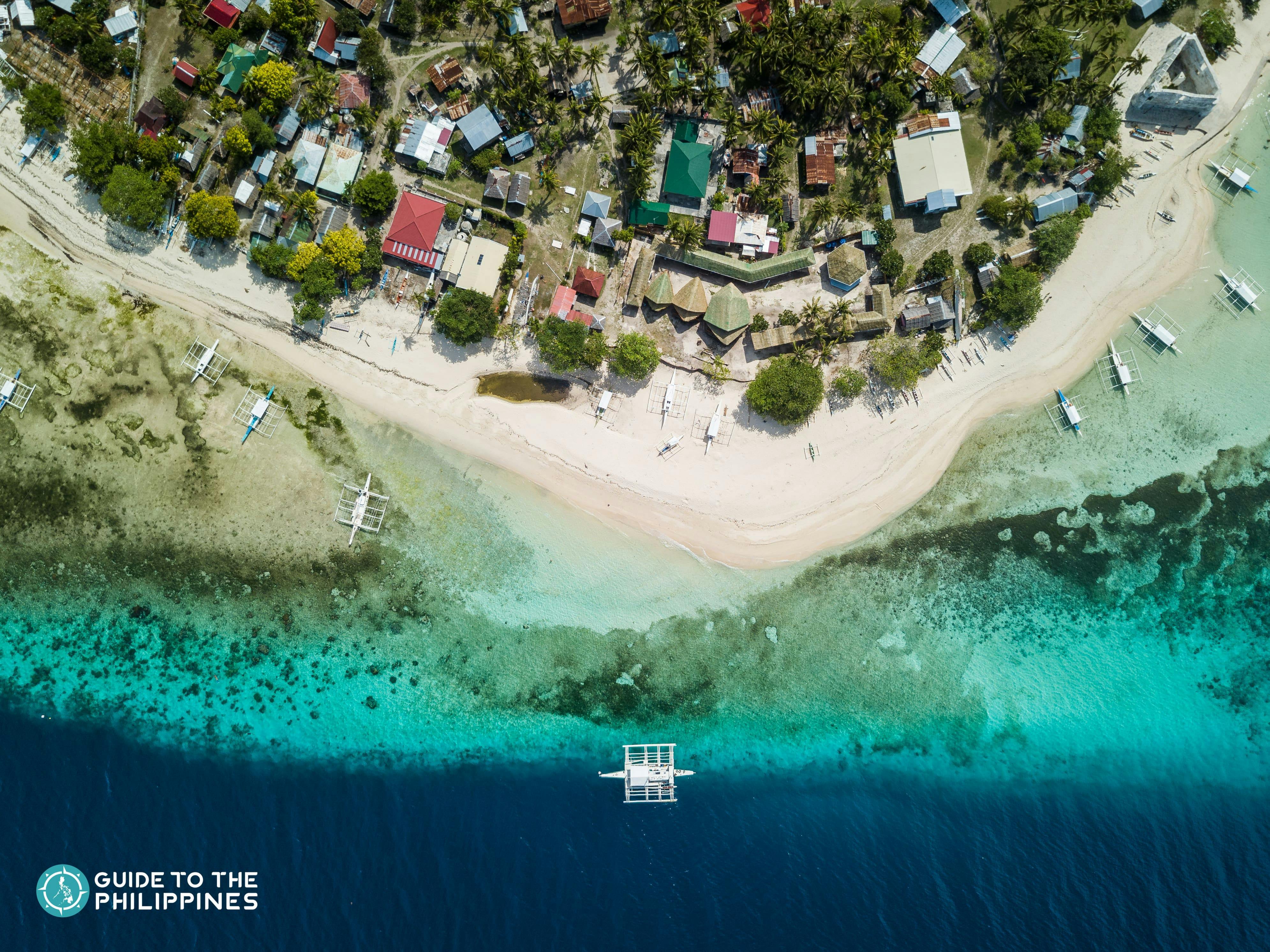 Deep blue waters and white sand at Pamilacan Island in Bohol