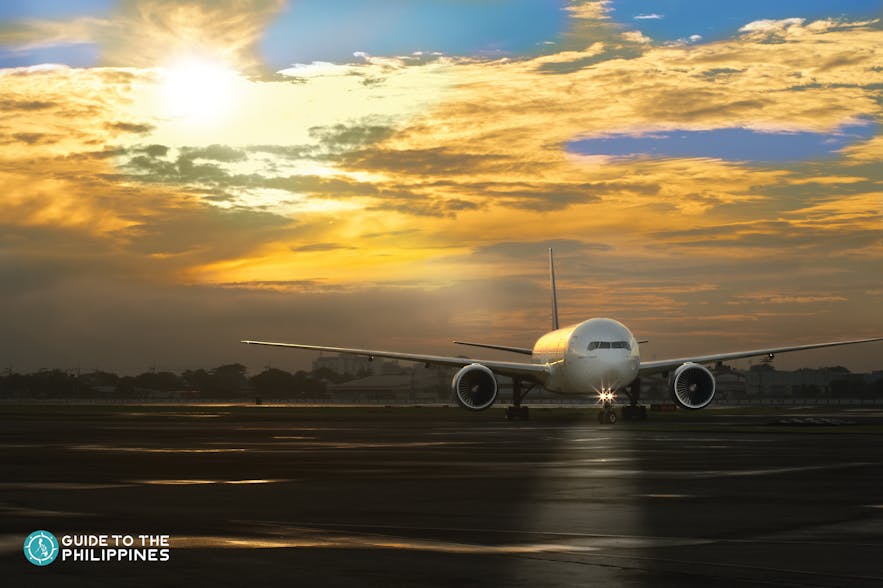 飞机于日落时分降落在机场