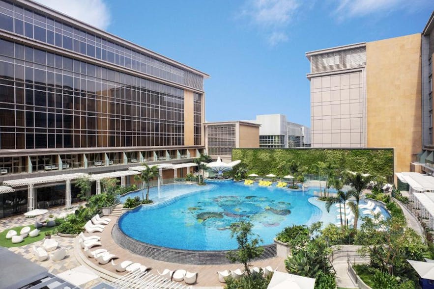 Sheraton Manila Hotel pool