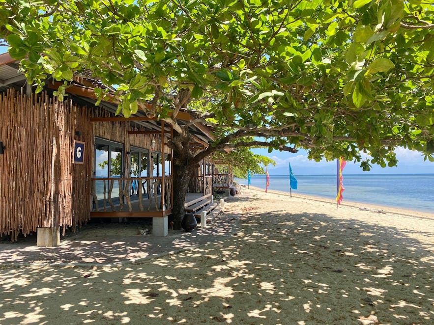 Crusoe Cabin's beachfront rooms