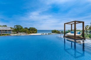 长滩岛绯红 Spa 度假村风景如画的泳池景致