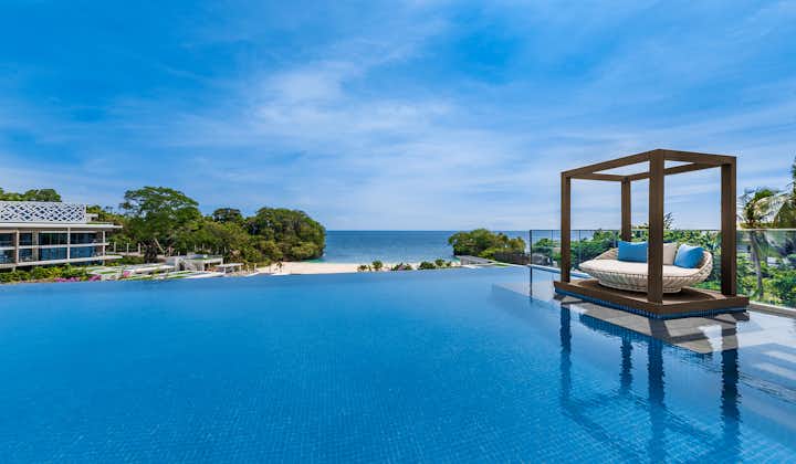 长滩岛绯红 Spa 度假村风景如画的泳池景致