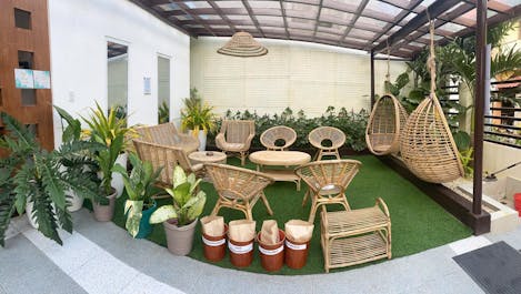 Lounge Area at Den'gi Inn El Nido