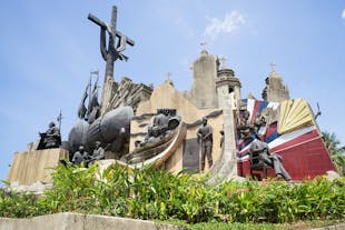 세부 역사 기념비(Heritage of Cebu Monument) 뒤에서 사진 찍기