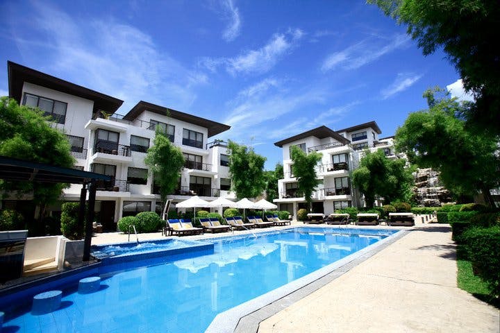 Pool and villas of Discovery Shores Boracay